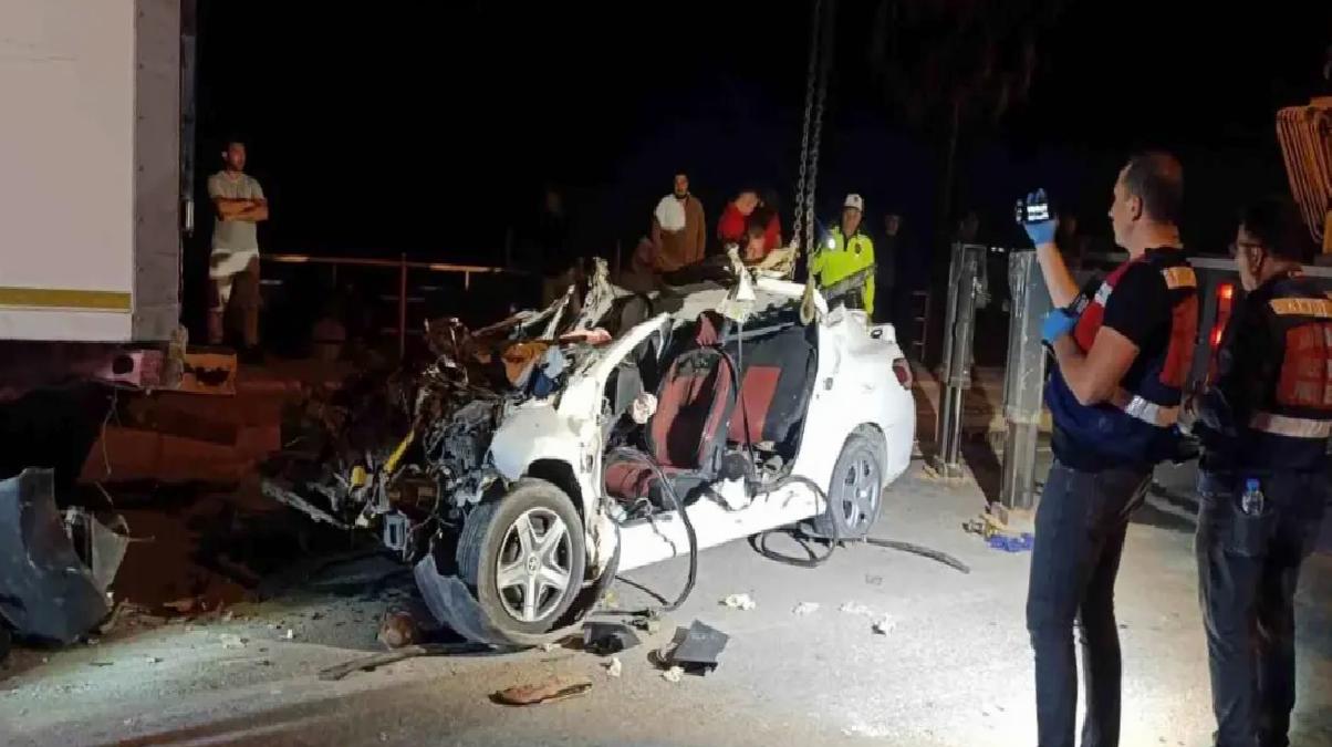 Silifke’de Otomobilin Tıra Çarpması: 2 Ölü