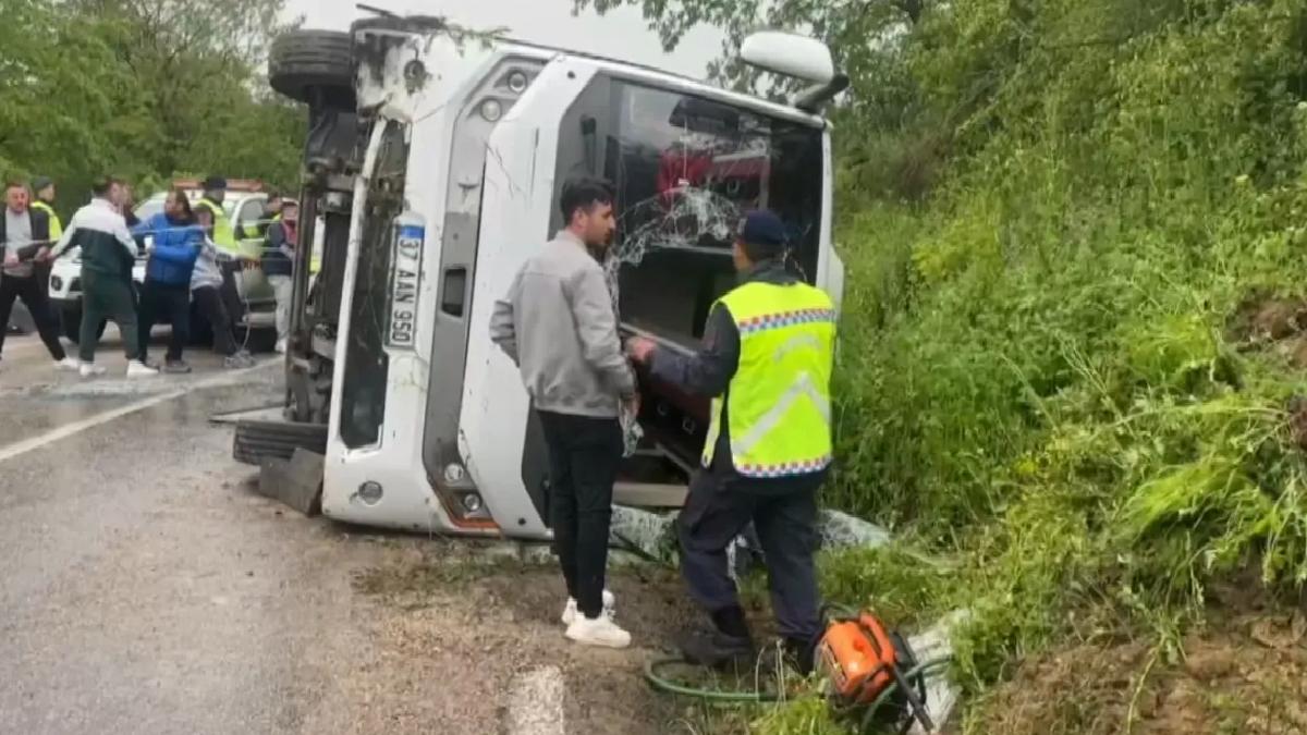 Sinop’ta Otobüs ve Otomobil Çarpıştı