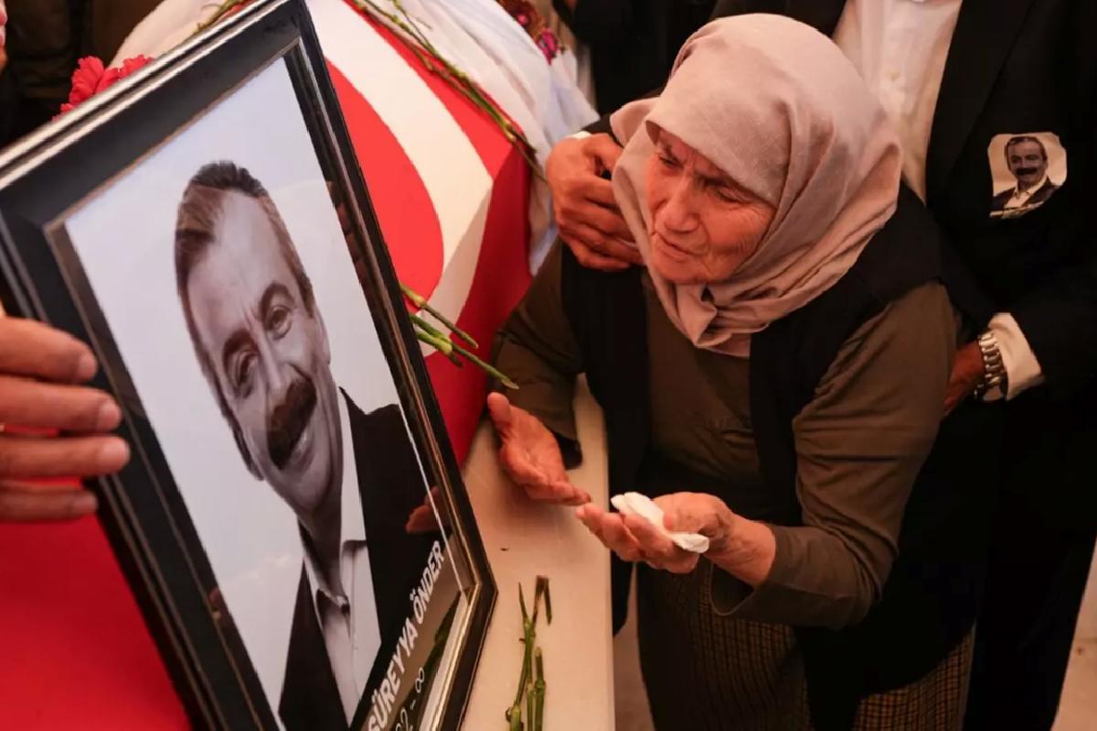 Sırrı Süreyya Önder’in annesi tabuta sarılıp ağıt yaktı