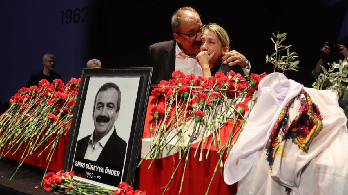 Sırrı Süreyya Önder’in kızı gözyaşlarına boğuldu
