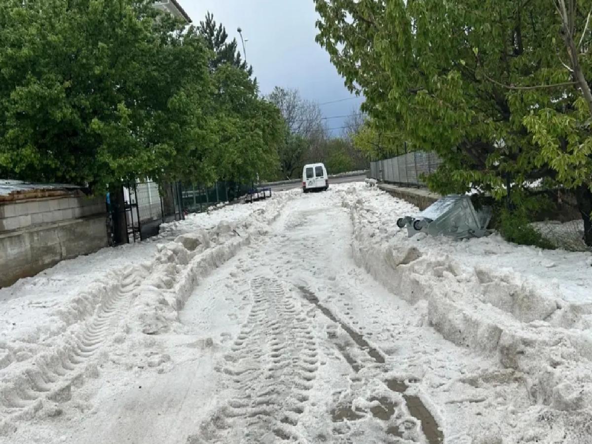 Sivaslı’da Dolu Yağışı Caddeleri Beyaza Bürüdü