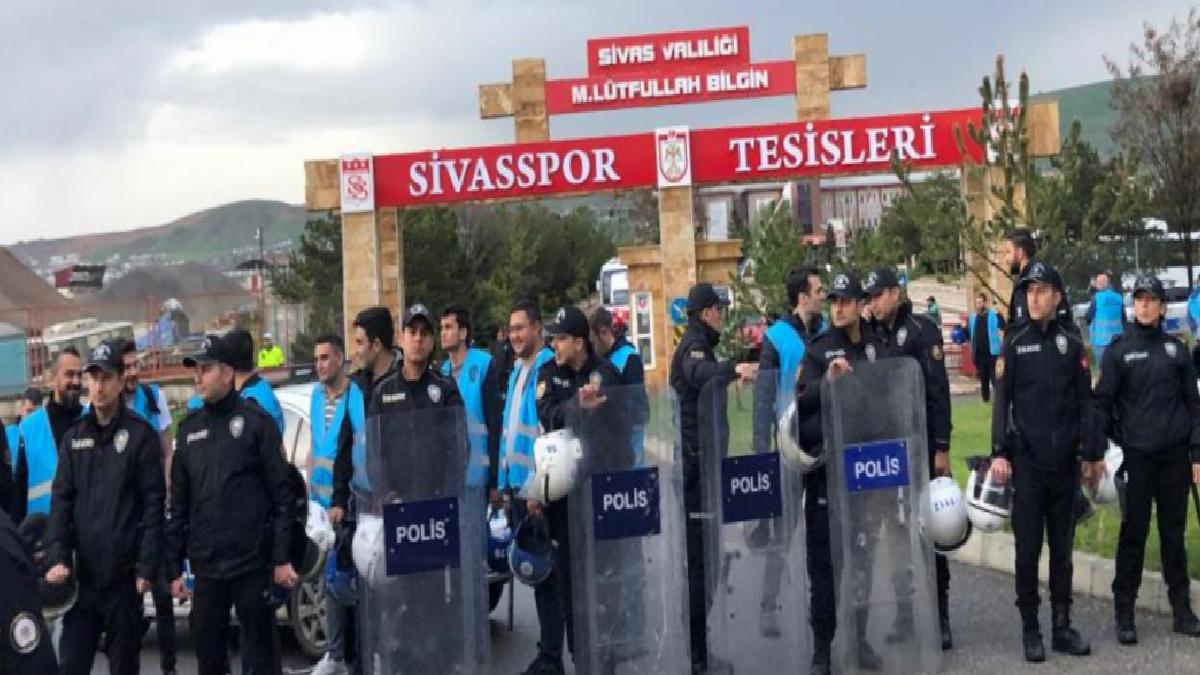 Sivasspor taraftarından tesislerin önünde protesto