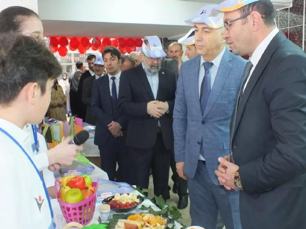 Sivas’ta TÜBİTAK 4006 Bilim Fuarı Açıldı