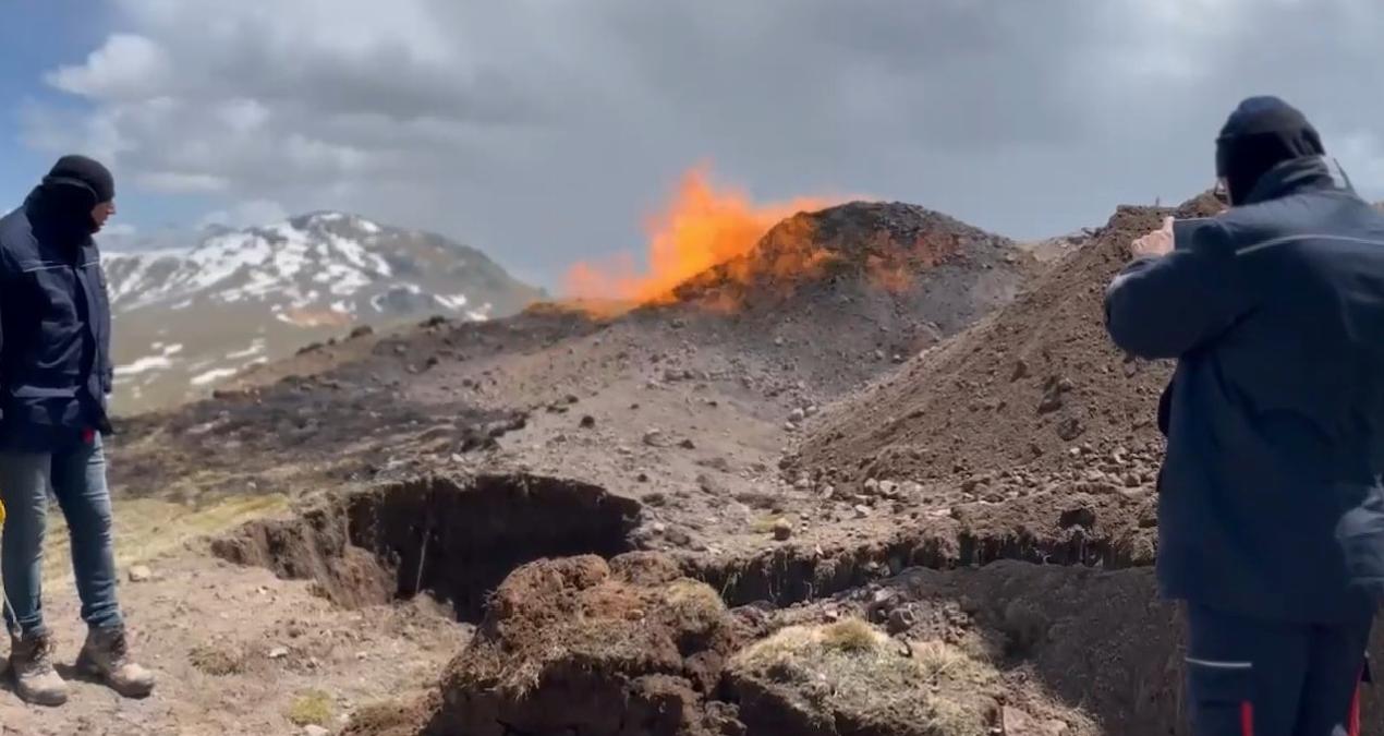 Sivas’ta yıldırım düşen doğal gaz hattı alev alev yandı
