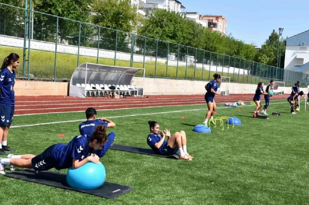 Siverek İdmanyurdu Kadın Futbol Takımı Play-Off’a Yükseldi