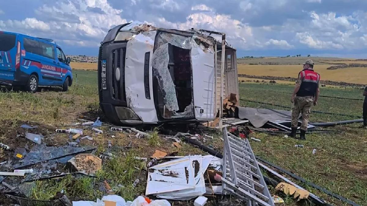 Siverek’te Kamyonet Devrildi: 3 Yaralı