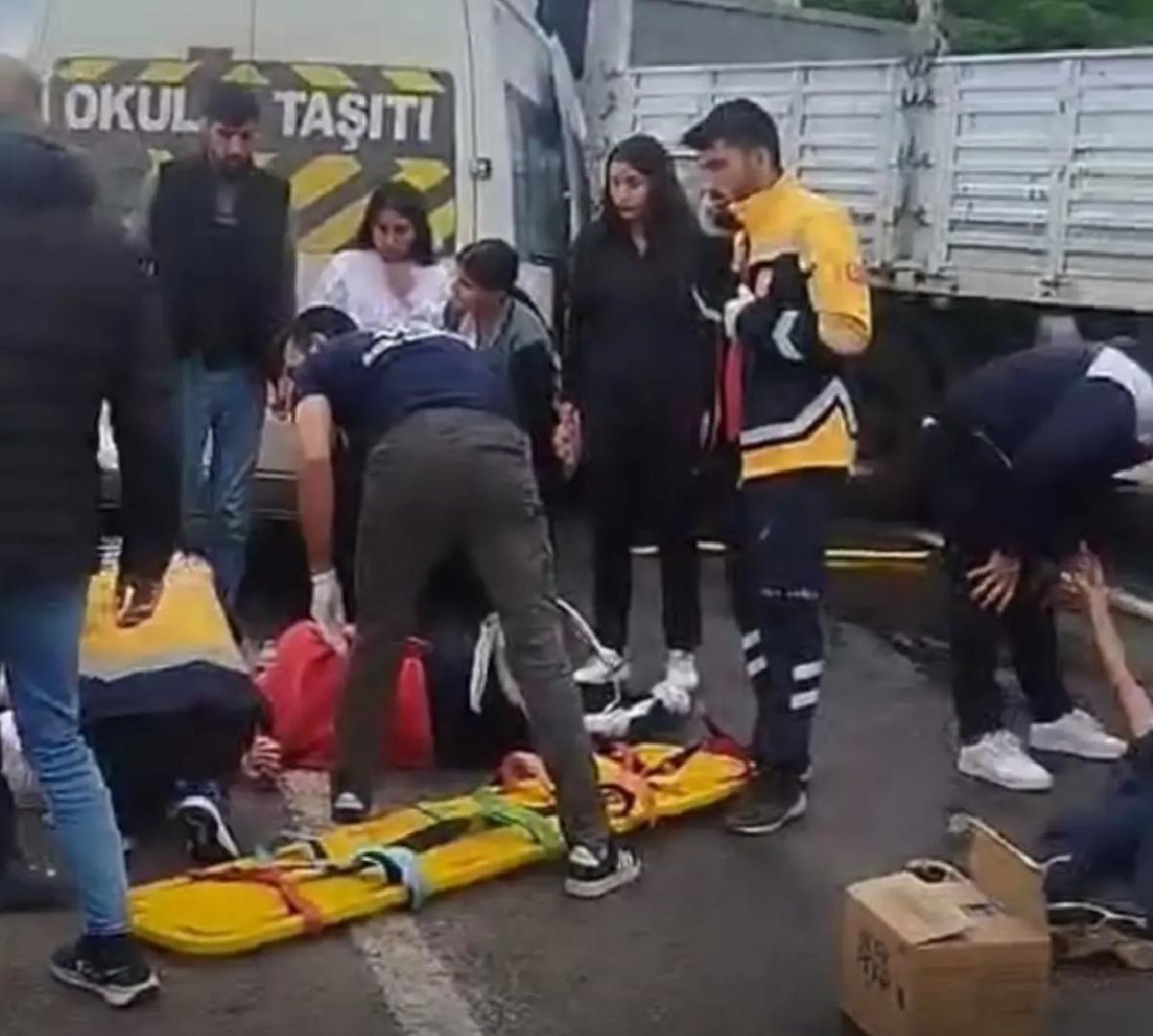 Siverek’te Öğrenci Servisi TIR’a Çarptı