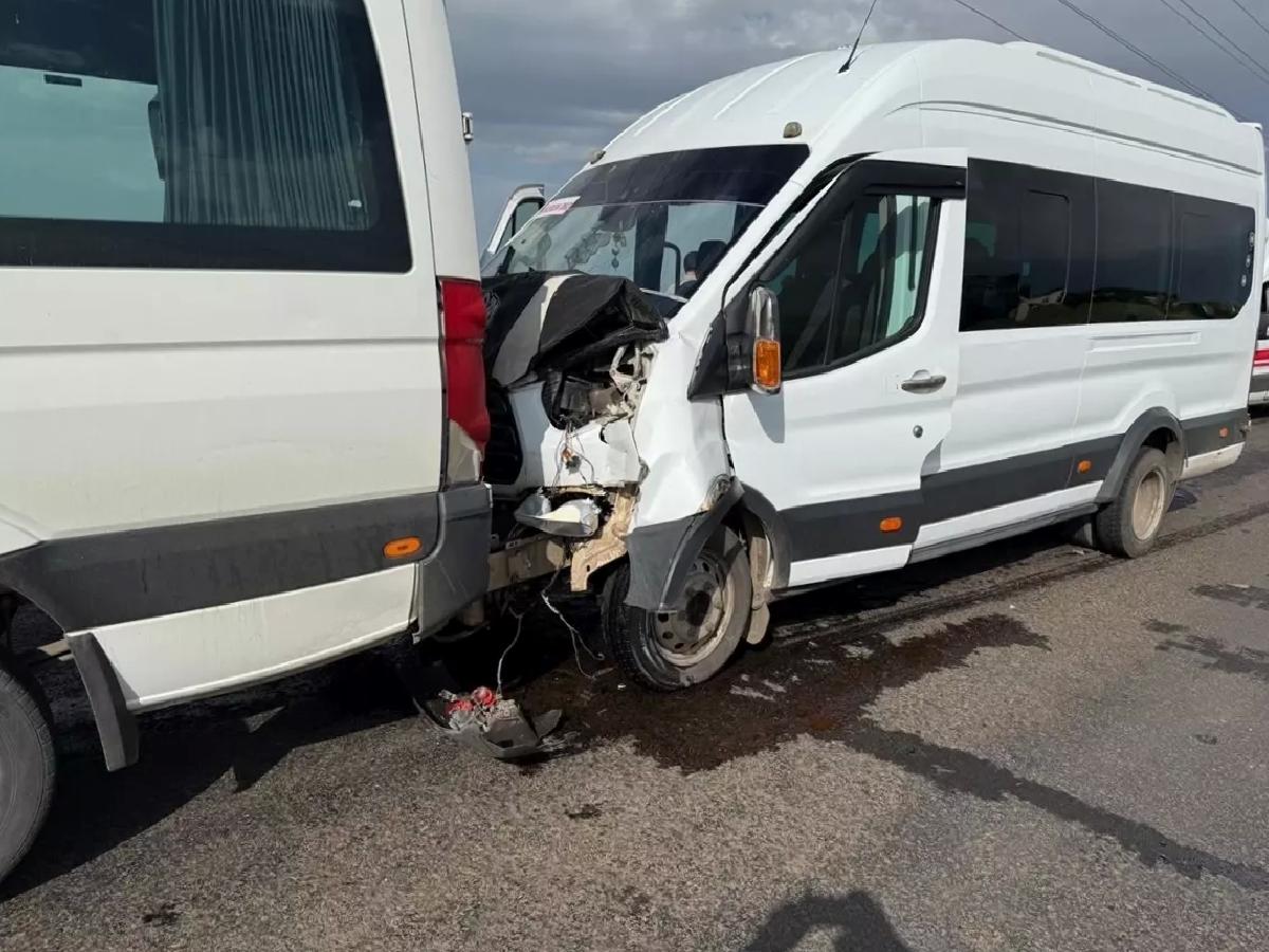 Siverek’te Öğretmenleri Taşıyan İki Servis Minibüsü Çarpıştı