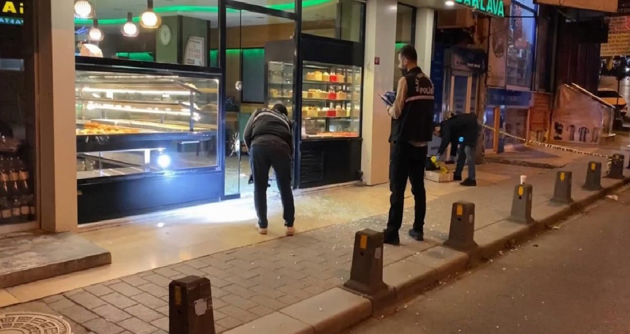 Sokakta karşıladığı husumetlileri sığındığı kafeyi kurşunladı