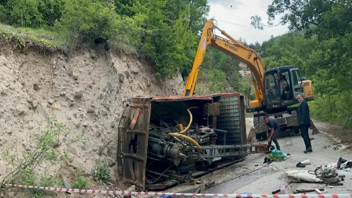 Sondaj Kamyonu Devrildi: Bir Ölü, İki Yaralı