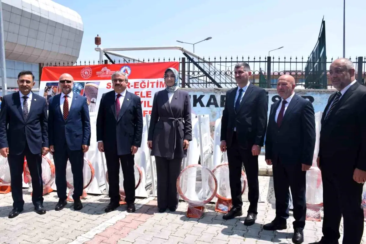 Spor Malzemeleri Köy Okullarına Dağıtıldı