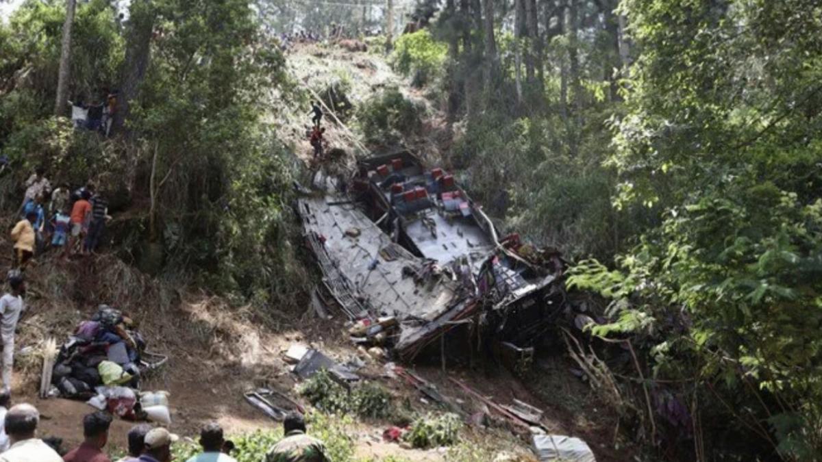 Sri Lanka’da yolcu otobüsü uçuruma yuvarlandı: 21 ölü