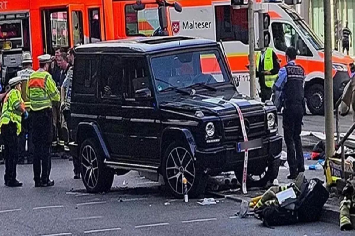 Stuttgart’ta Araç Kalabalığa Daldı: 3 Yaralı