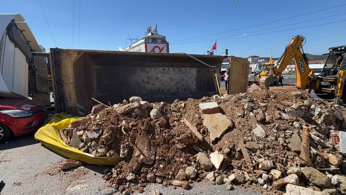 Sultanbeyli’de Kamyon Eğitim Aracının Üzerine Devrildi