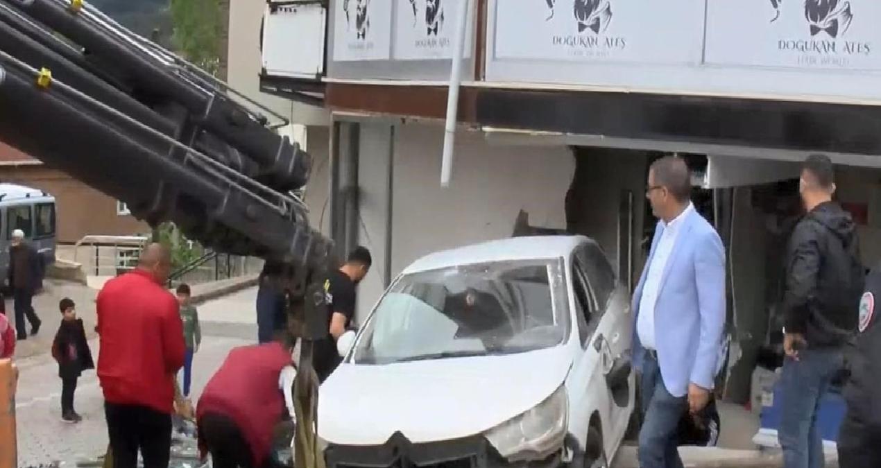 Sultanbeyli’de otomobil iş yerine böyle girdi! Ölümden döndüler