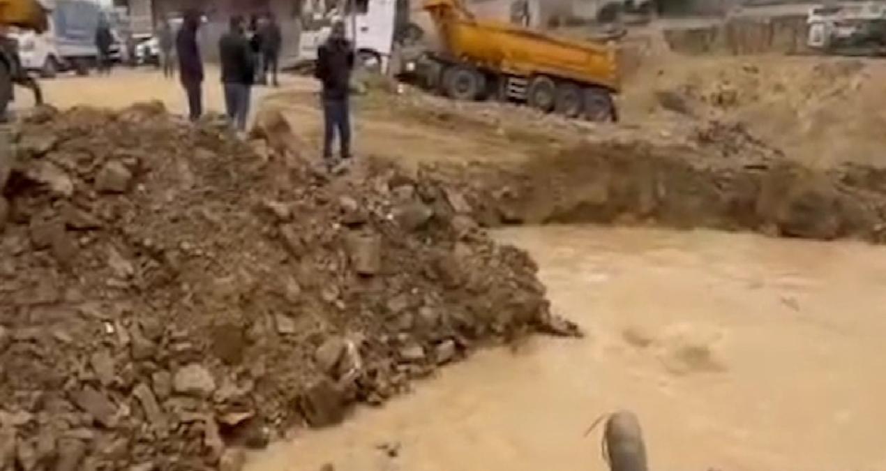 Sultangazi’de  boru patladı, cadde ve sokakları su bastı