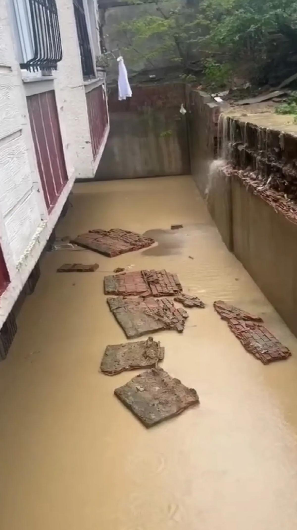 Sultangazi’de Su Borusu Patladı