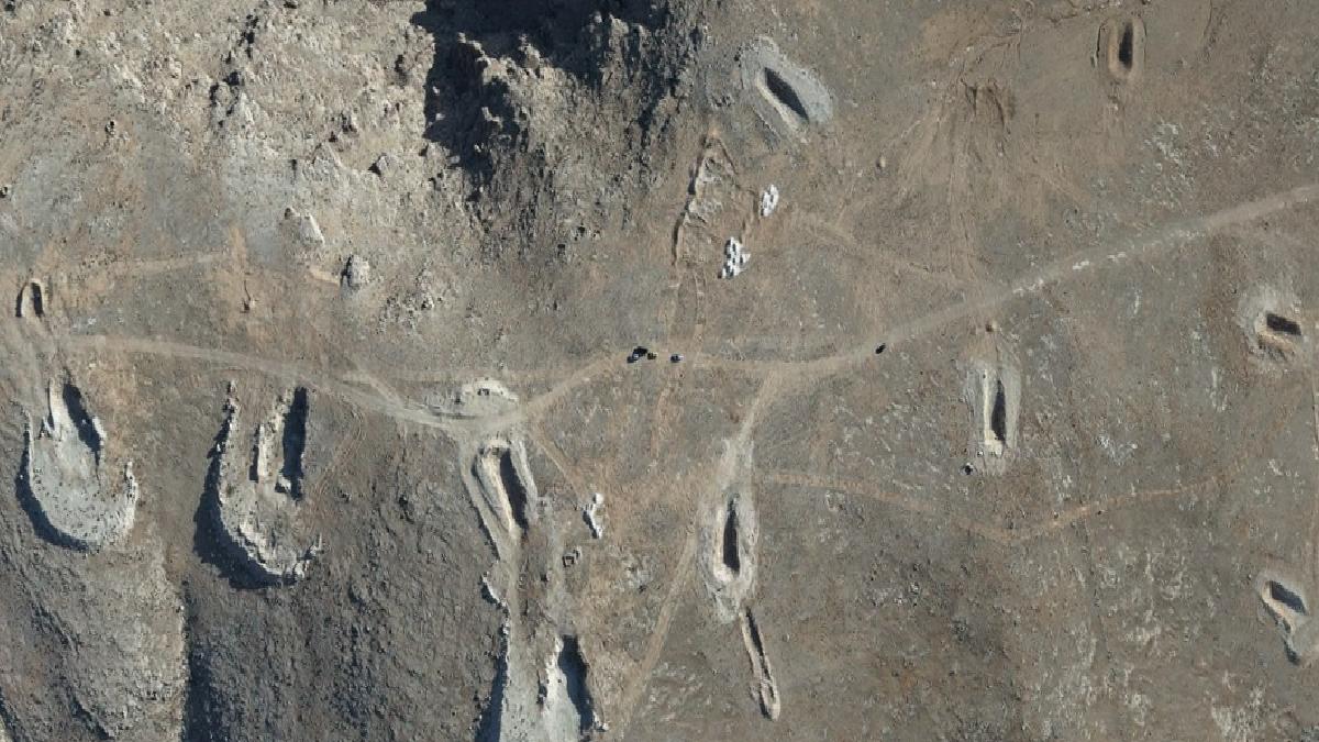 Suriye’de, Beşşar Esed rejiminin öldürdüğü binlerce kişinin gömüldüğü el-Tel sahası havadan görüntülendi
