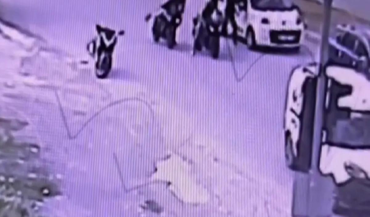 Tarsus’ta Motosikletli Sürücü Kaskla Araca Saldırdı