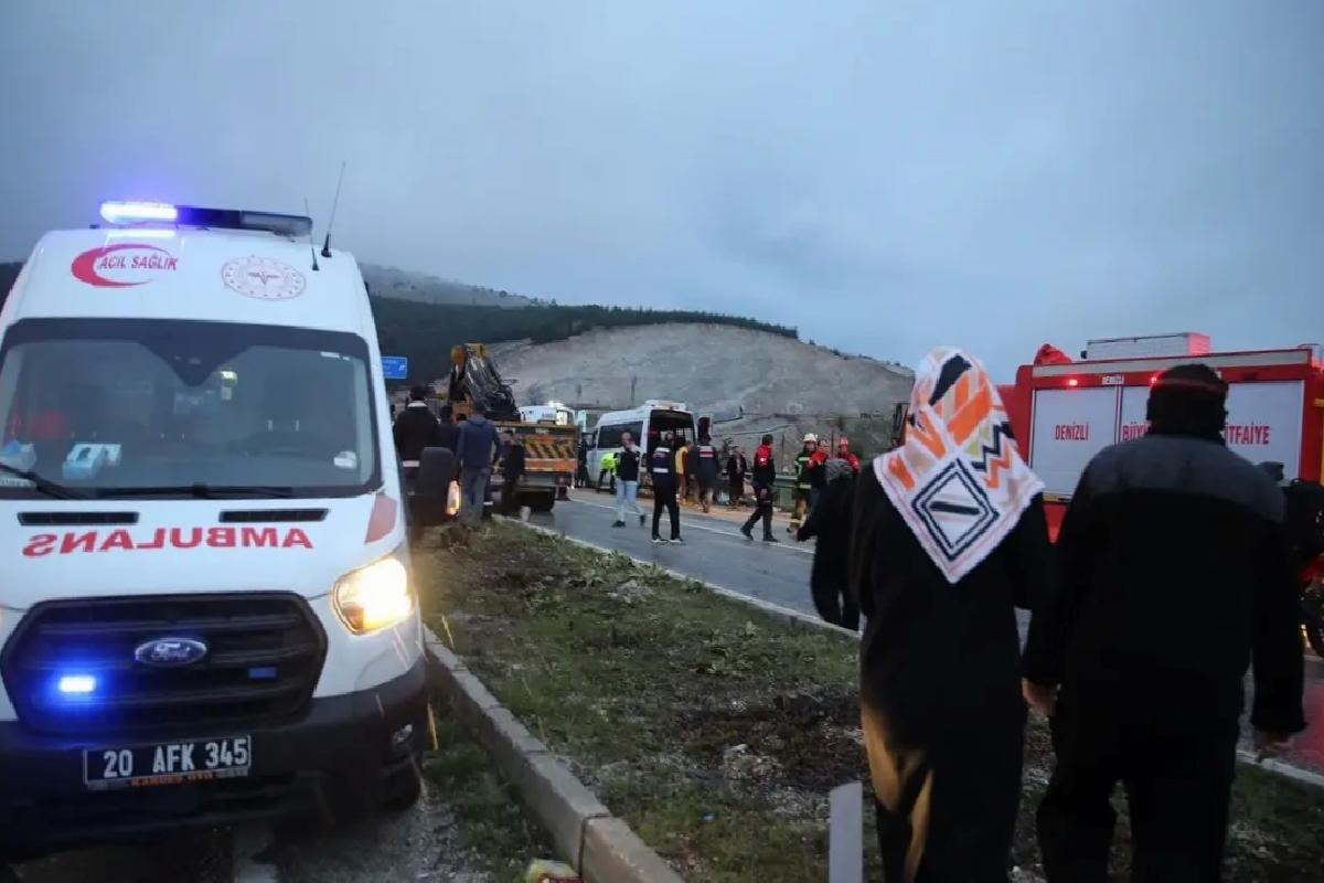 Tavas’ta Minibüs Kazası: 18 Yaralı
