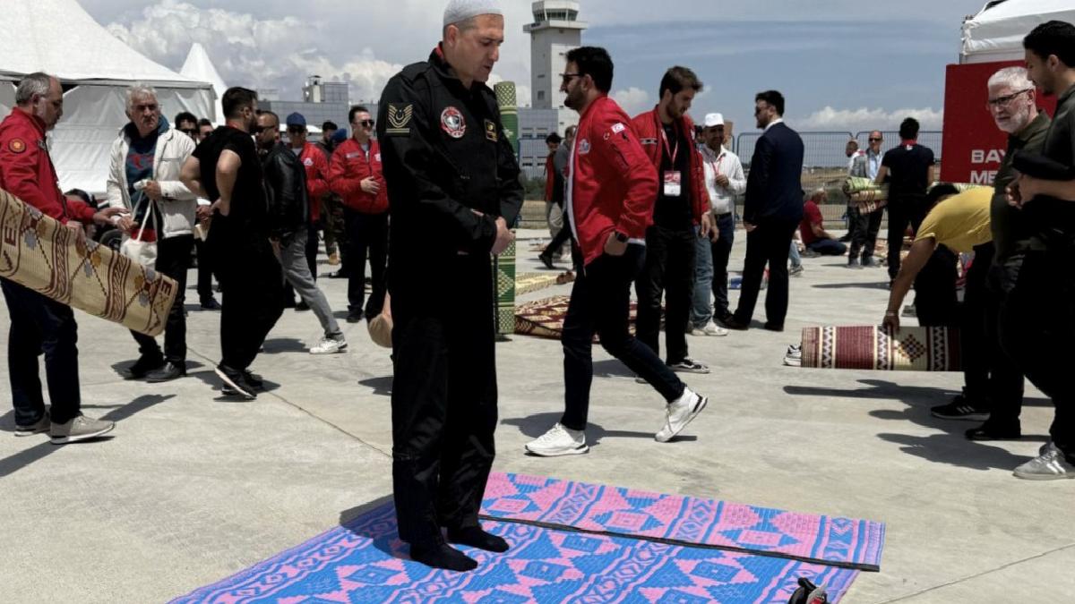 TEKNOFEST’in en dikkat çeken karesi: Cuma namazını birlikte kıldılar