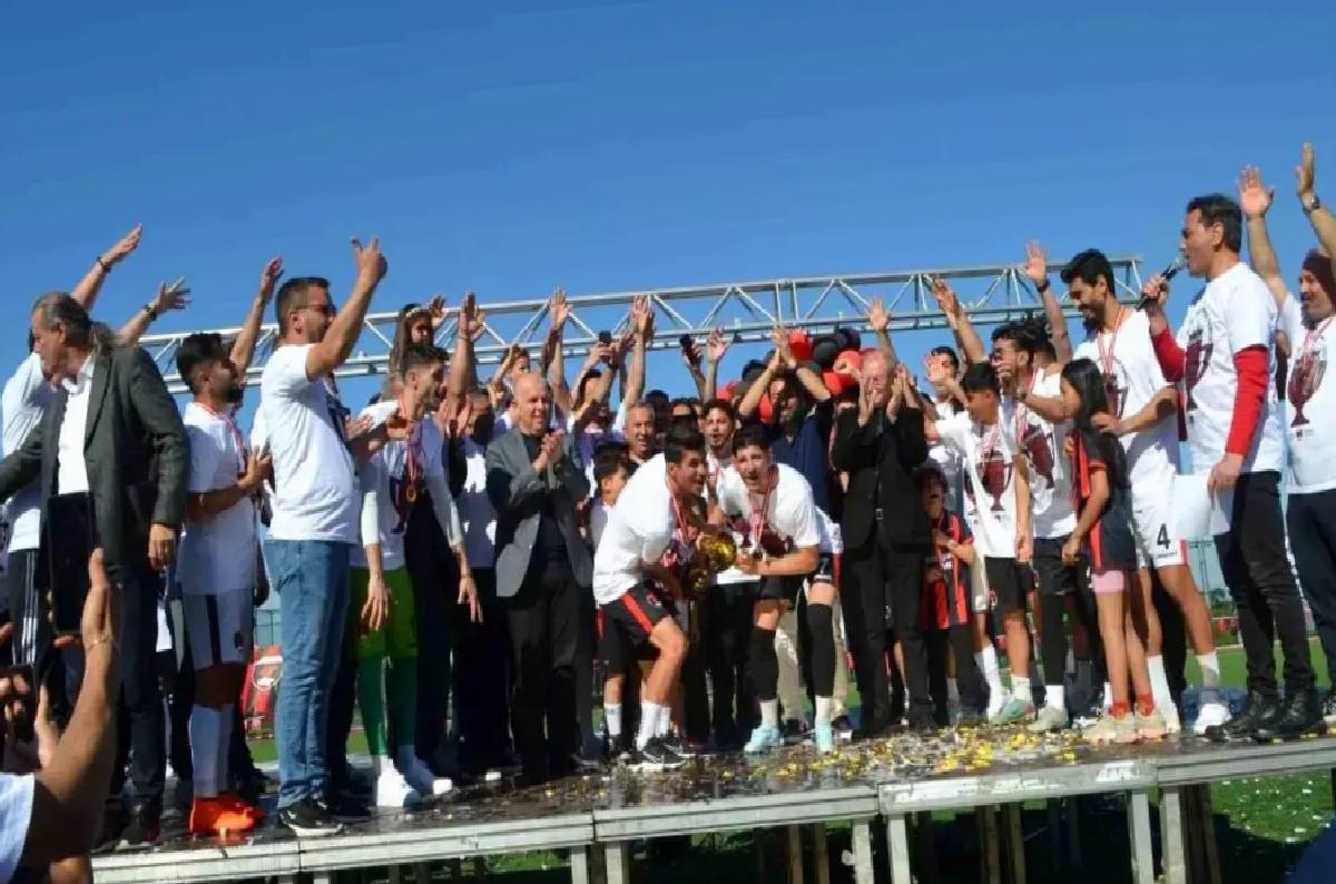 TFF 3. Lig’e yükselen Denizli İdmanyurdu şampiyonluk kupasını kaldırdı