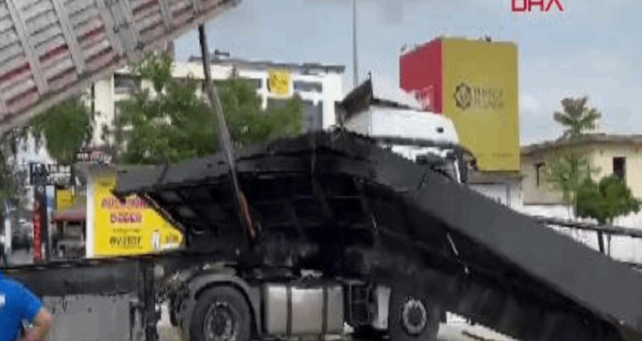 TIR’ın dorsesi üst geçidi parçaladı