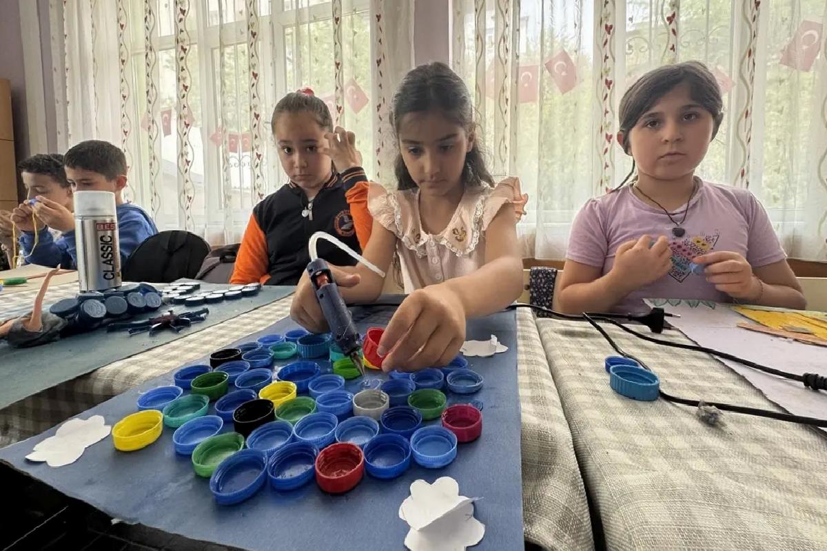 Toplanan mavi kapaklar öğrencilerin emeğiyle Anneler Günü hediyesi oldu