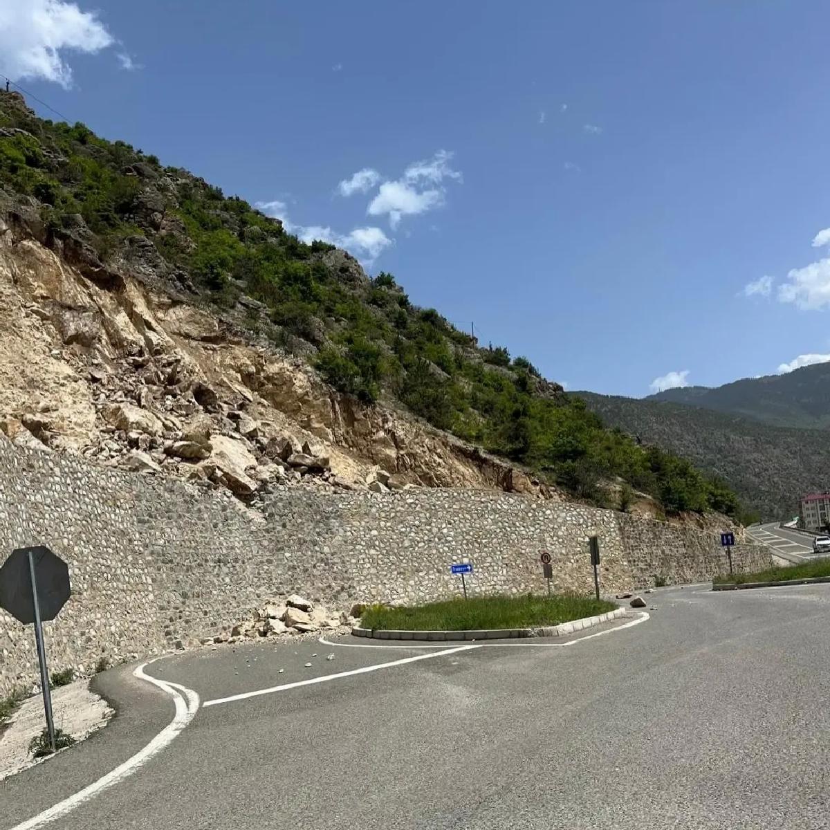 Torul’da Heyelan: Kaledibi Yolu Kapatıldı