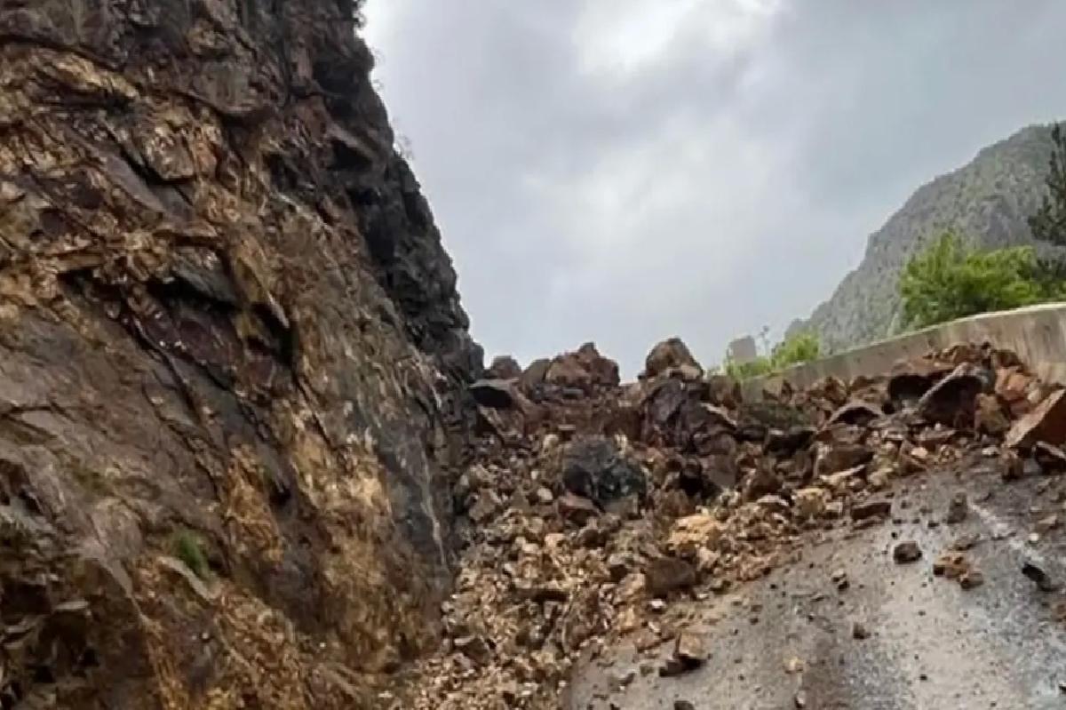 Torul’da Heyelan, Köy Yolu Kapandı
