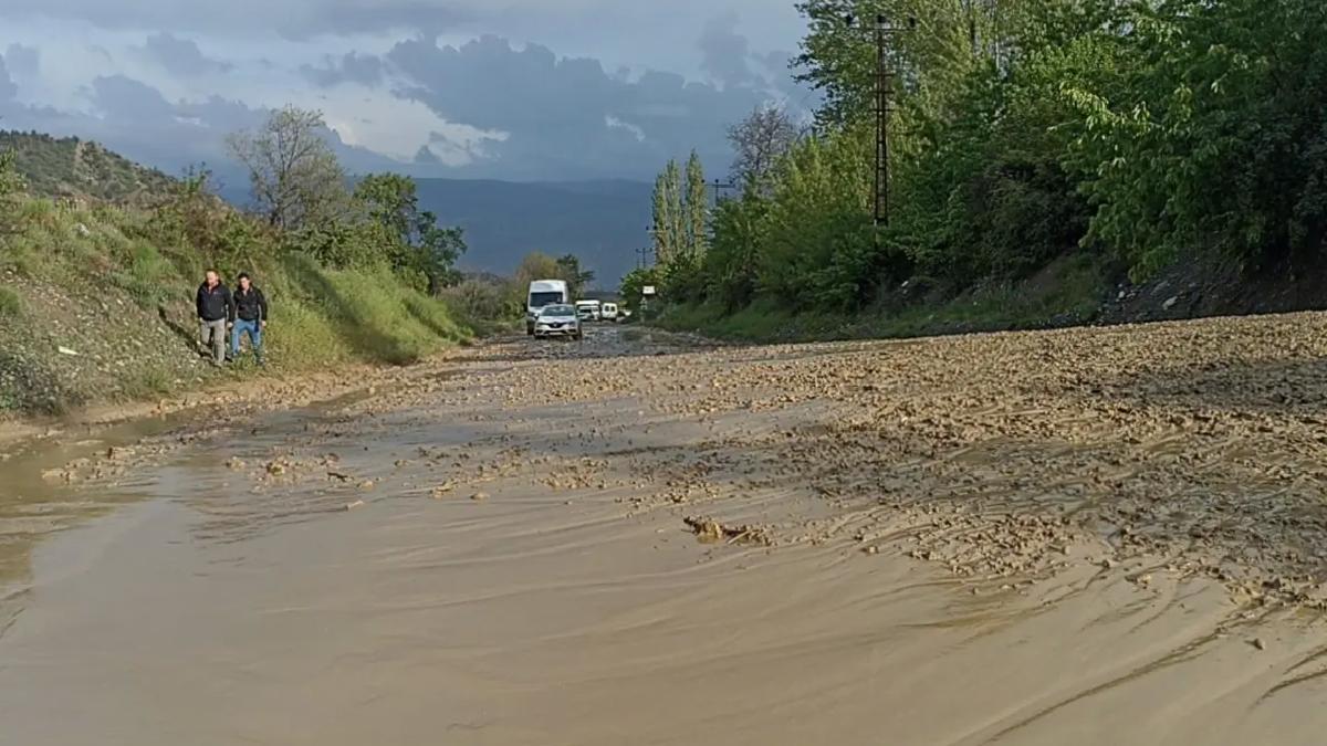 Tosya’da Sağanak Sel, Kara Yolu Kapatıldı