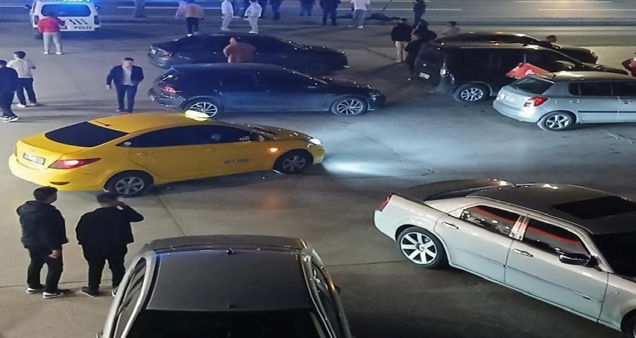 Trafik levhasına çarpan motosikletli gençler öldü