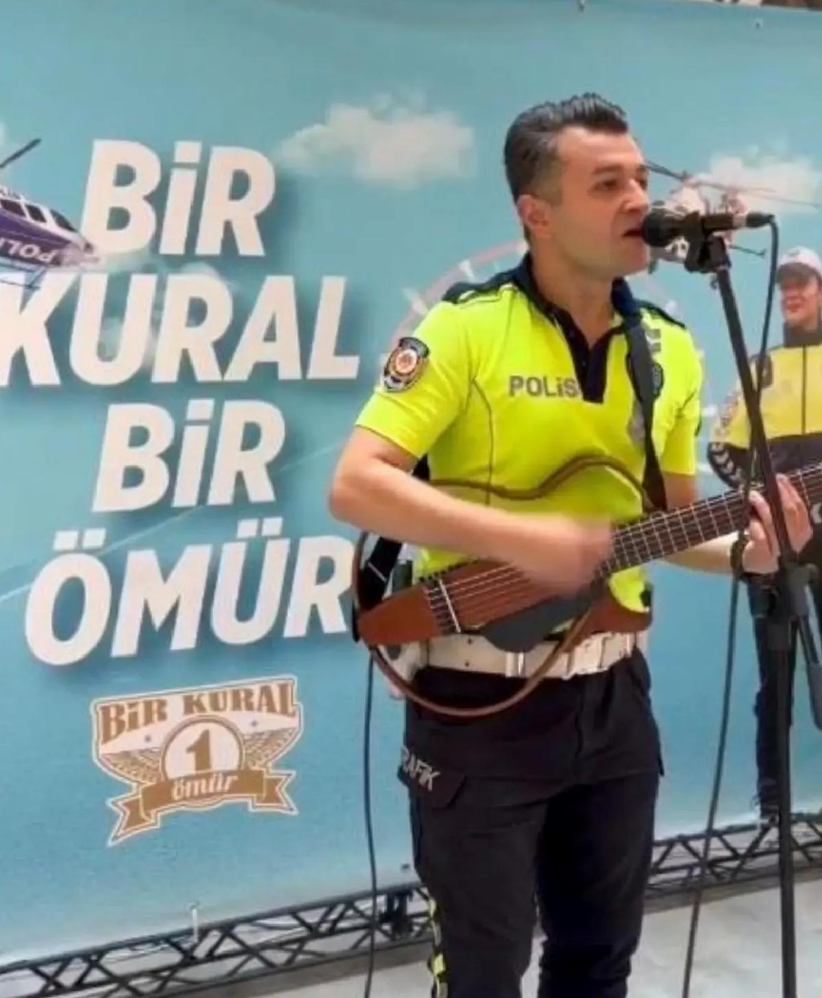 Trafik Polisi Müzikle Farkındalık Yarattı