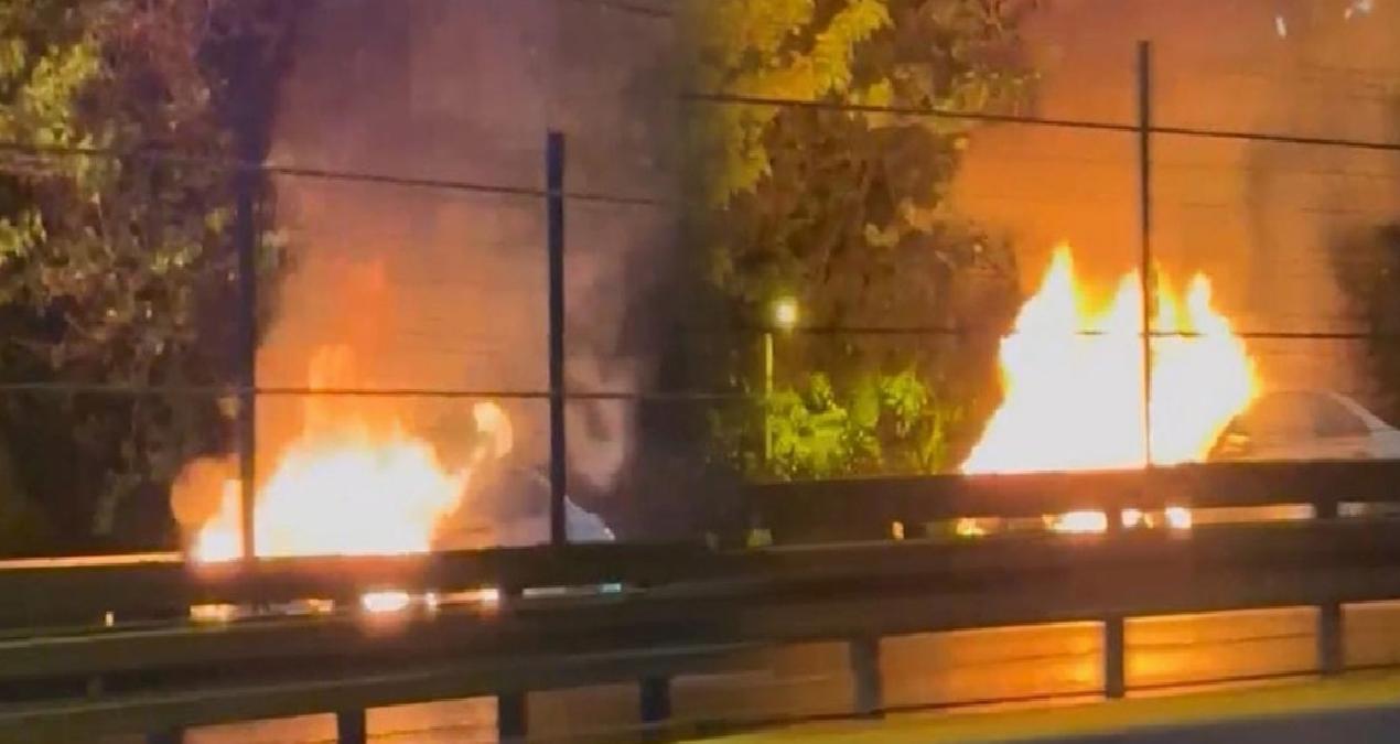 Trafikte dehşet anları! Bir araç alev alev yandı