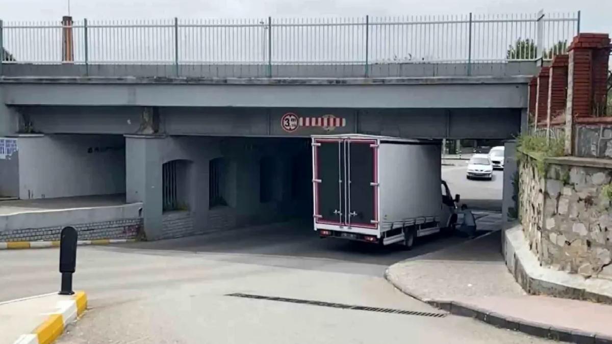 Tren Yolu Alt Geçidinde Araç Sıkıştı