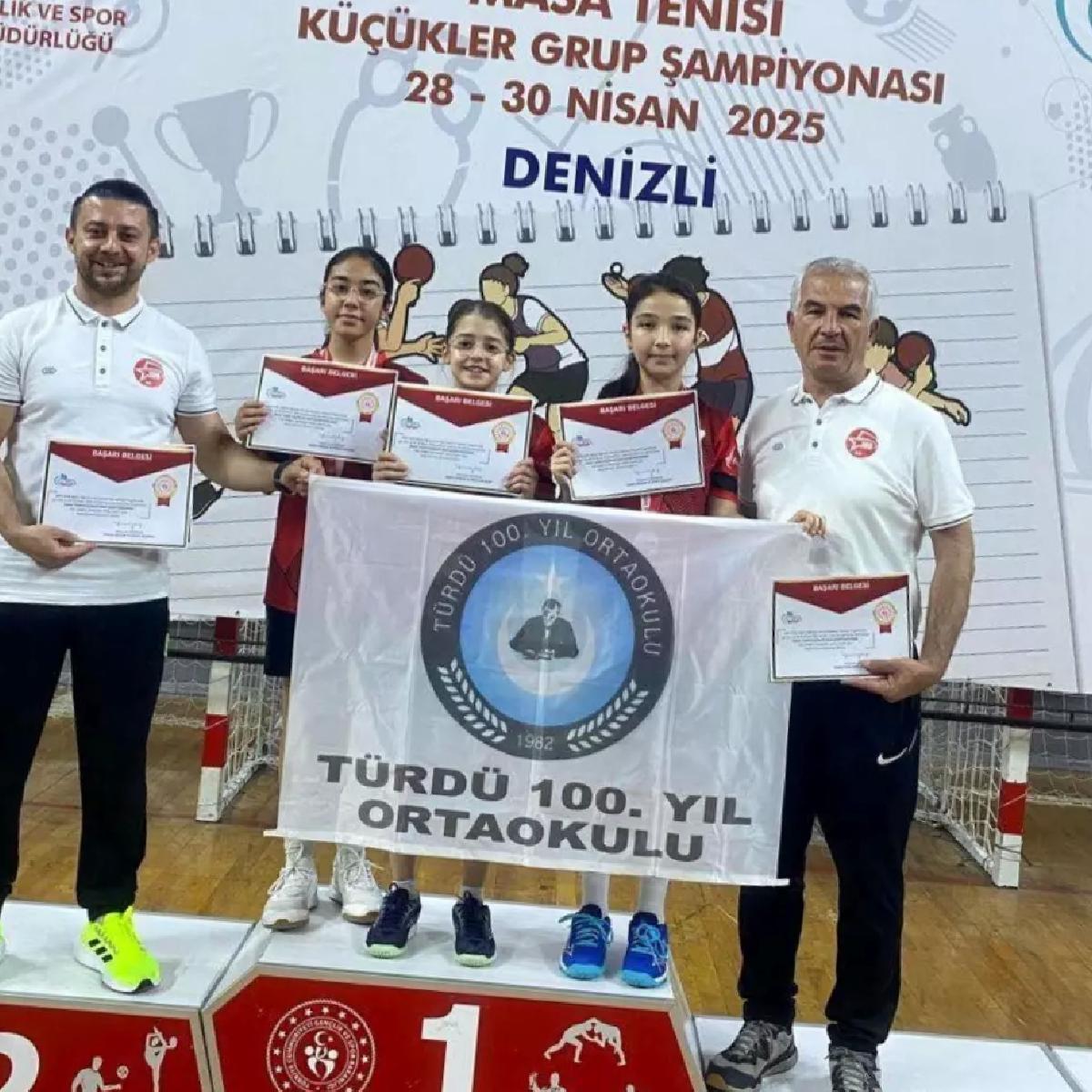 Türdü 100. Yıl Ortaokulu Kız Takımı Şampiyon