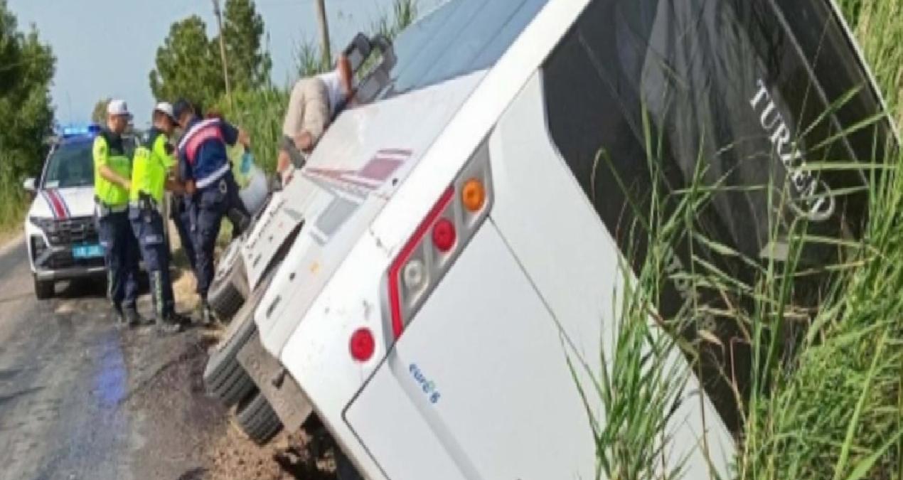 Turistleri taşıyan midibüs devrildi: 1 yaralı