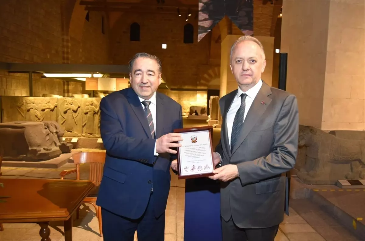 Türkiye, Peru’ya Antik Kolyeyi İade Etti