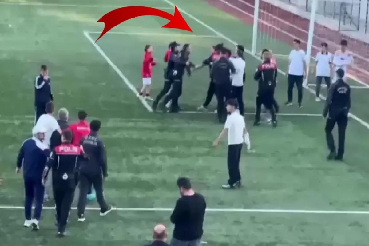 U-15 Futbol Ligi şampiyonluk maçında ortalık karıştı! Polis sahaya indi