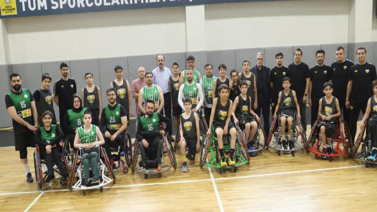 Uğur İbrahim Altay tekerlekli sandalyeye oturdu, engelli basketçilerle maç yaptı