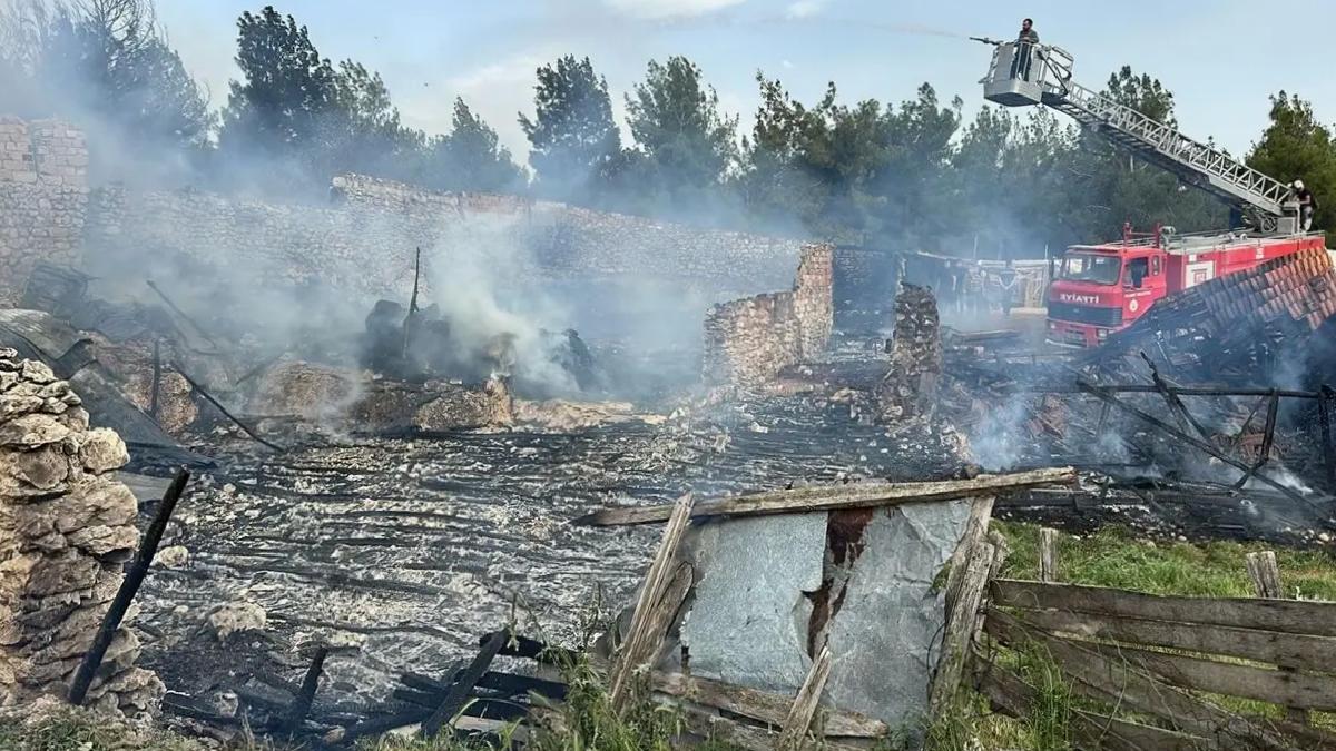 Ulubey’de Ahır Yangını: 54 Kuzu Telef Oldu