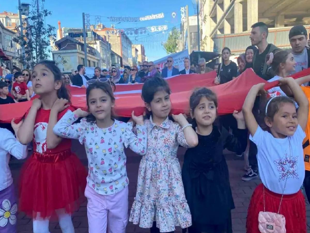 Ümraniye’de 19 Mayıs Coşkusu: Gençlik Yürüyüşü ve Konserle Kutlandı