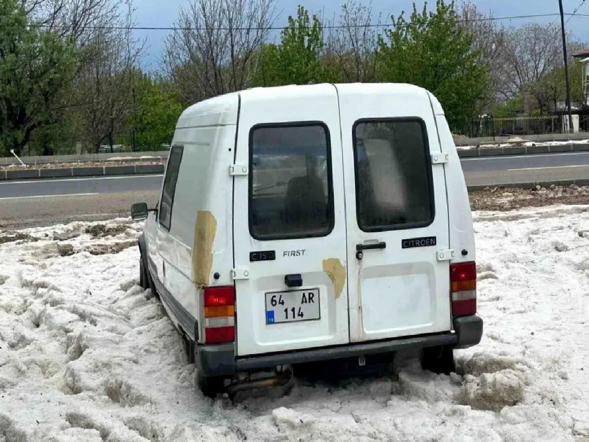 Uşak’ın Sivaslı İlçesinde Dolu Yağışı Sokakları Beyaza Bürüdü