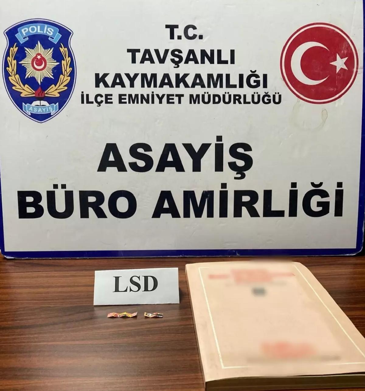 Uyuşturucu Kitap Sayfalarında Yakalandı
