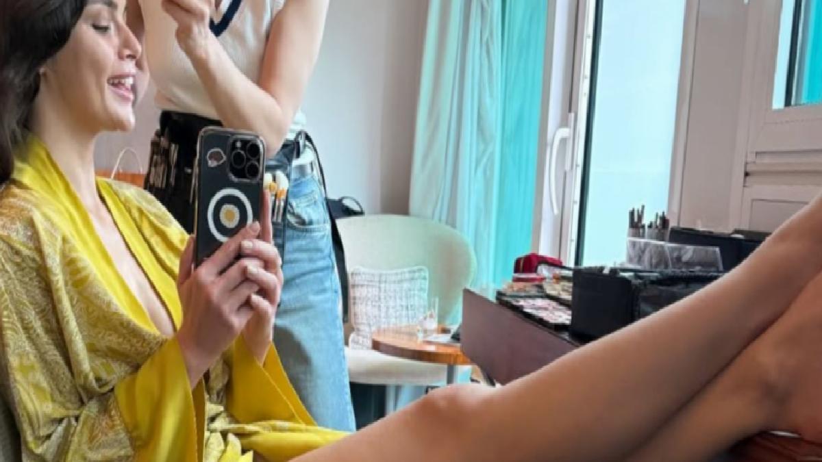 Uzak Şehir’in Alya’sı Sinem Ünsal Cannes’a gitti! Elbisesi sosyal medyada çok konuşuldu
