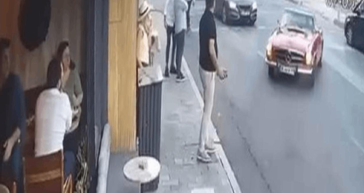 Vale teslim aldığı klasik araçla başka araca çarptı
