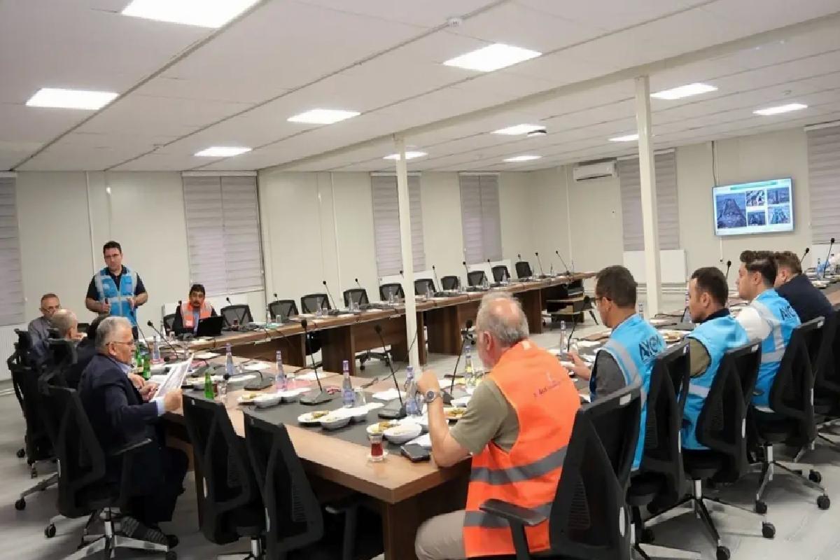 Vali Çiçek ile Başkan Büyükkılıç, hızlı tren şantiyesini inceledi