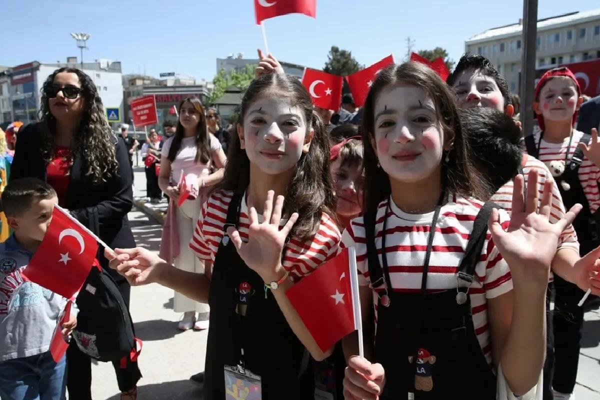 Van Akdamar Tiyatro Şenliği Başladı
