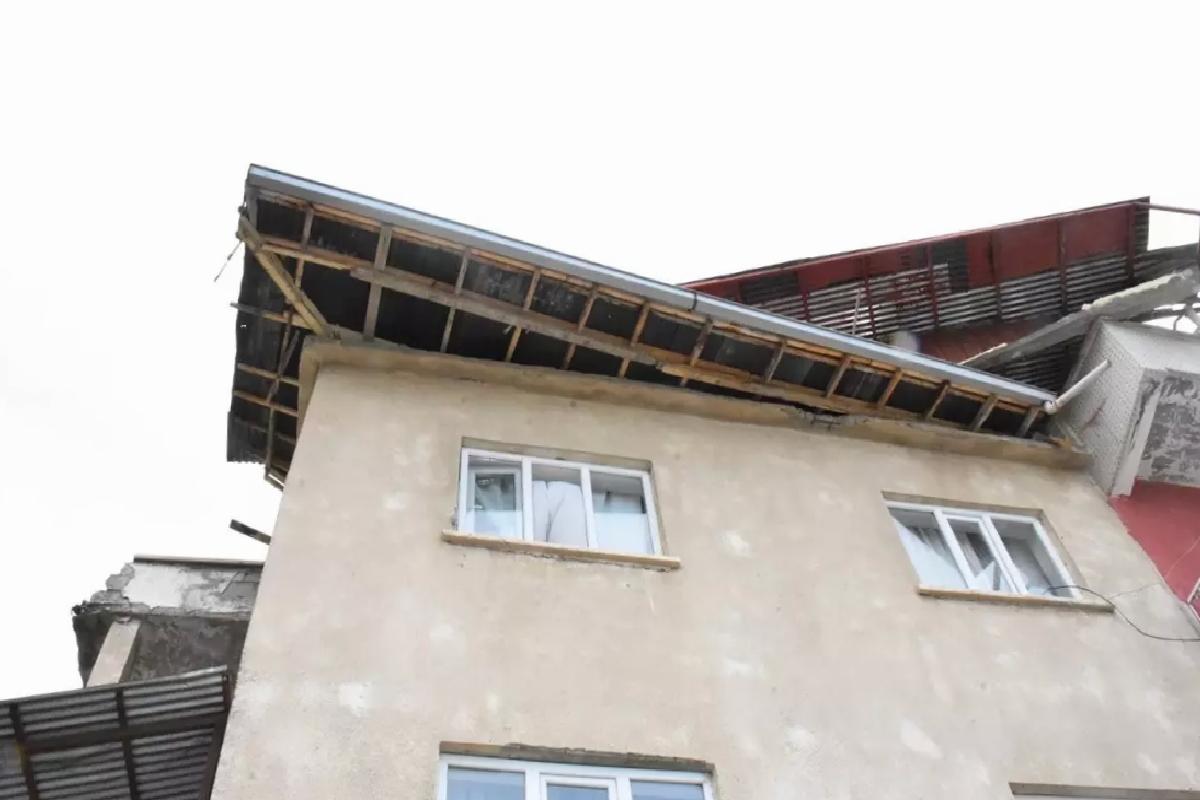 Van’da Şiddetli Rüzgar Evlerin Çatısını Uçurdu