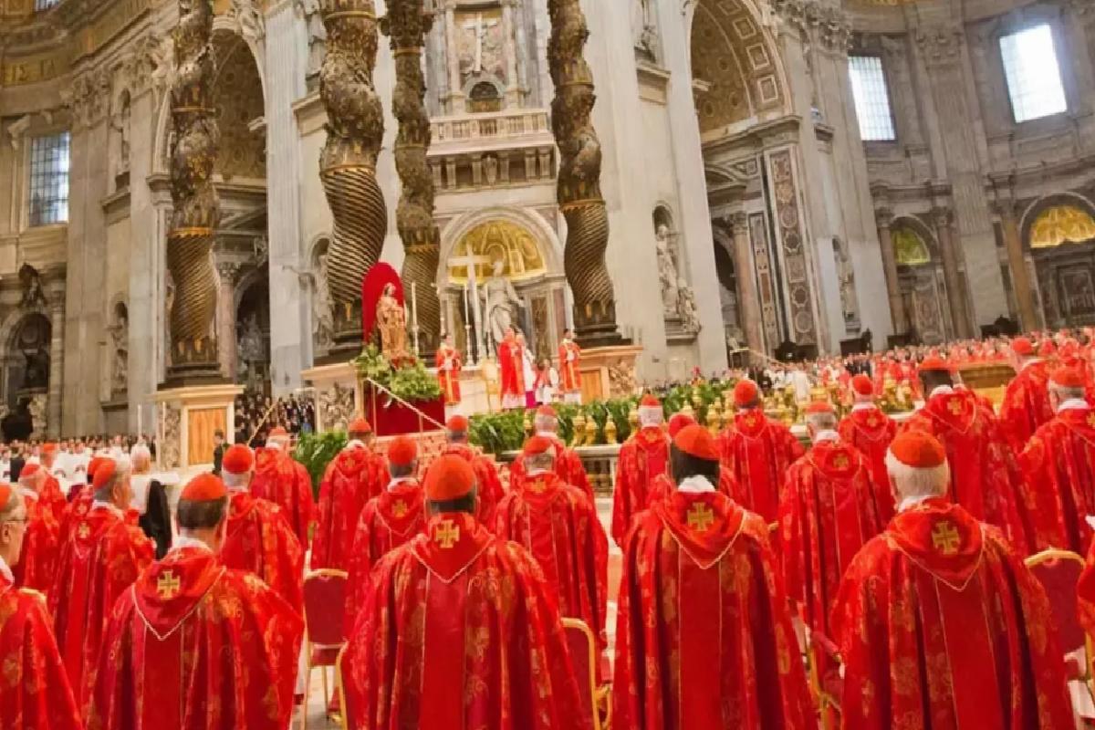Vatikan’da papalık yarışı! Dış dünya ile iletişim kesildi, sonuçlar dumanla ilan edilecek